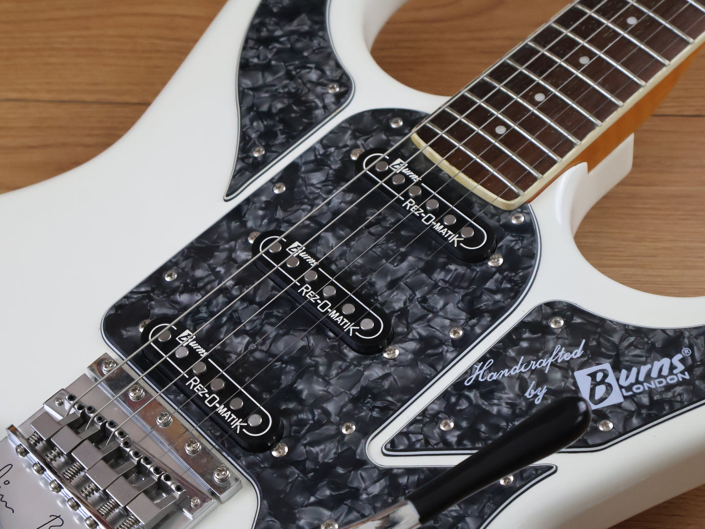 Burns Bison Club Series w/Vibrato (White)