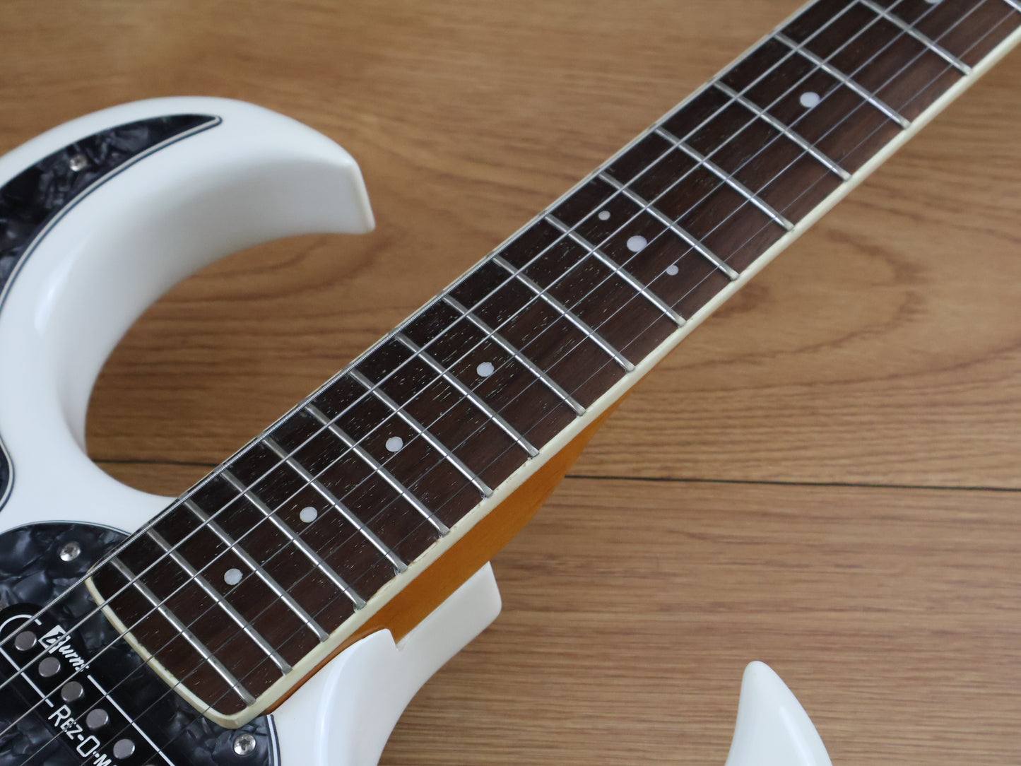 Burns Bison Club Series w/Vibrato (White)