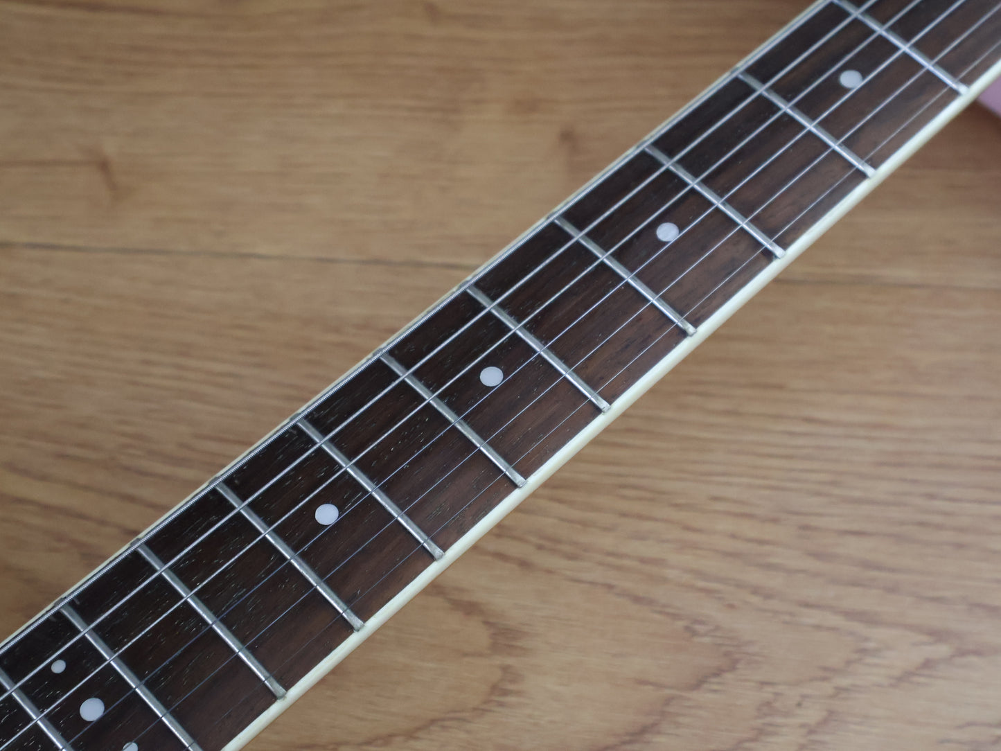 Burns Bison Club Series w/Vibrato (White)