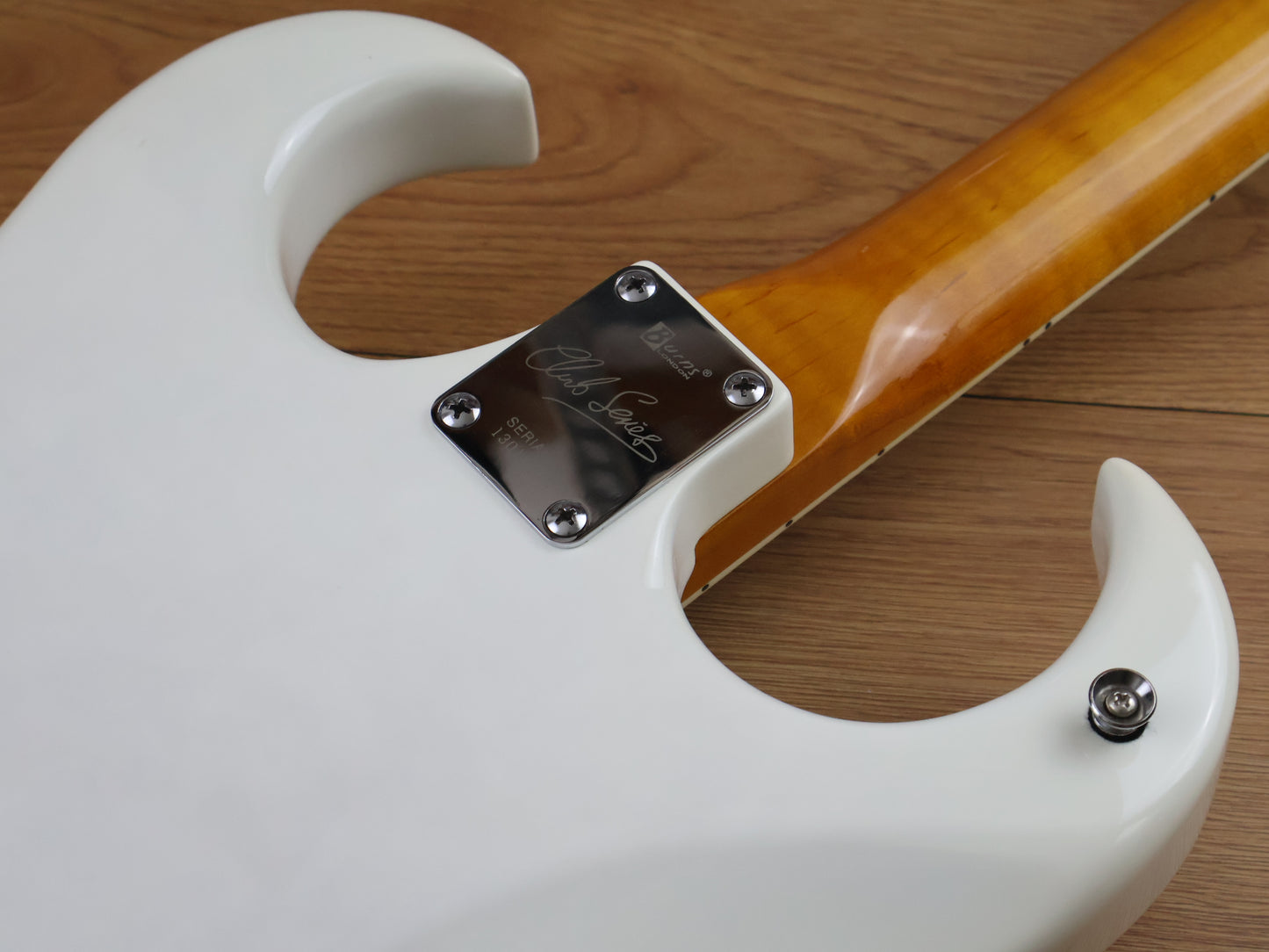 Burns Bison Club Series w/Vibrato (White)