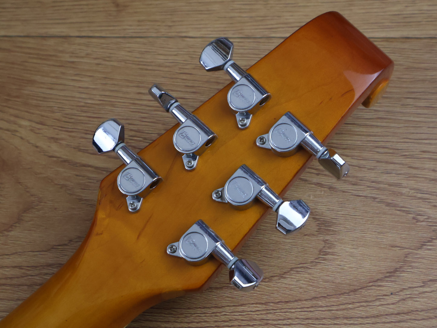 Burns Bison Club Series w/Vibrato (White)