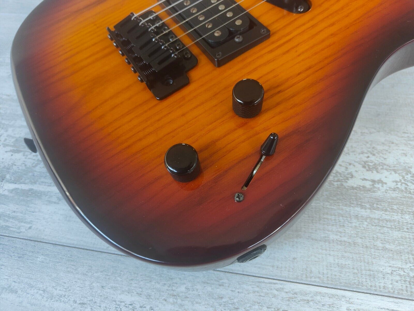 Aria Pro II Magna Series MA38/VS Superstrat (Violin Sunburst)