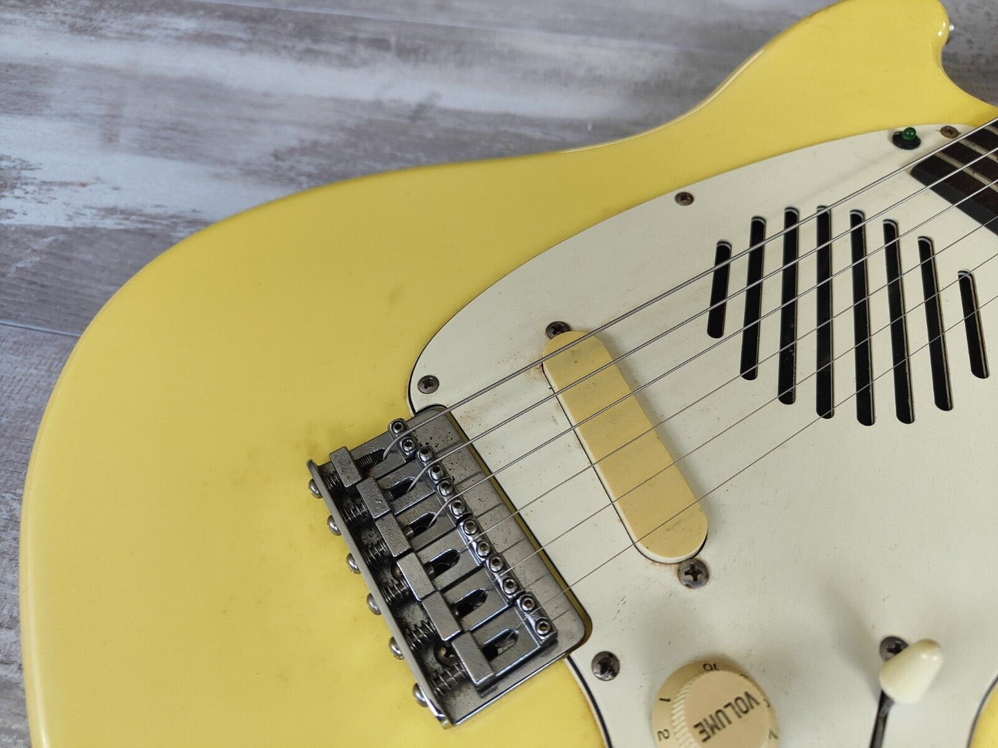 Fox MG-1 Japanese Short Scale Mustang w/Onboard Amplifier/Speaker