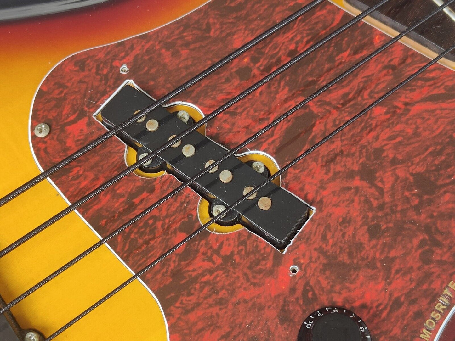 Aria Diamond Mosrite Style DMB380 Bass Guitar (Sunburst)