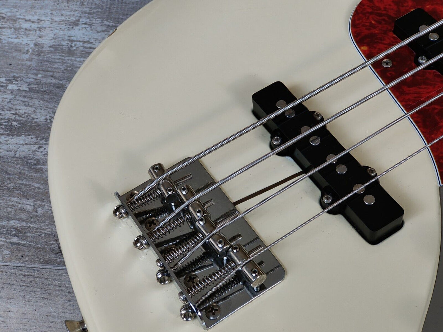 1995 Fender Japan JB62M '62 Reissue Medium Scale Jazz Bass (Vintage White)