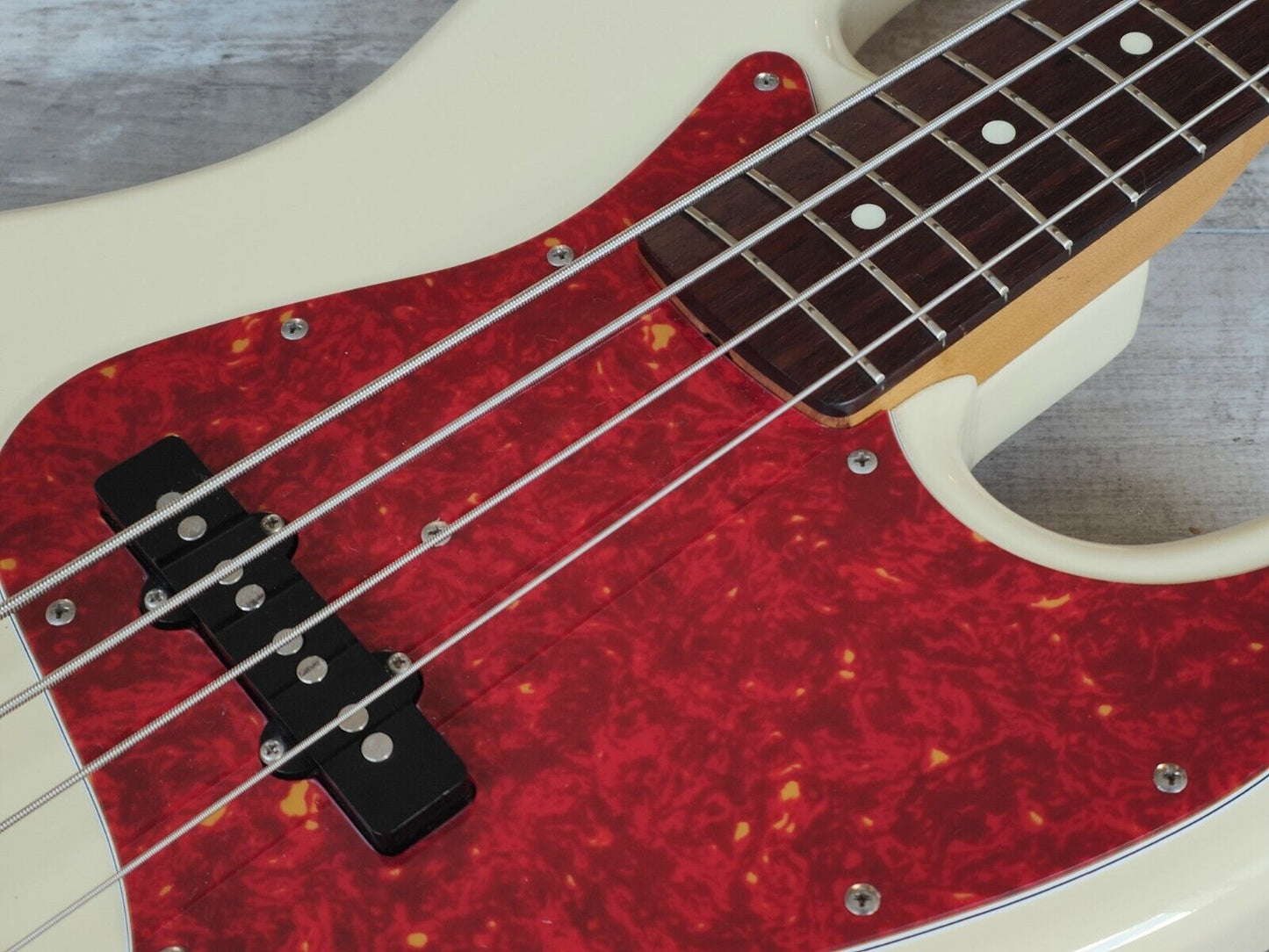1995 Fender Japan JB62M '62 Reissue Medium Scale Jazz Bass (Vintage White)