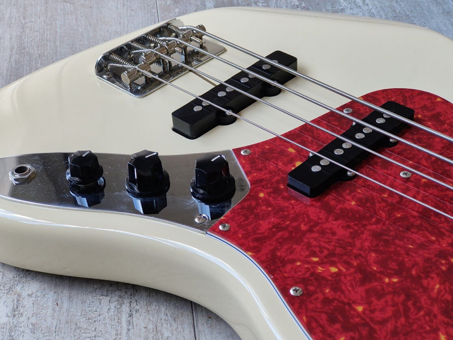 1995 Fender Japan JB62M '62 Reissue Medium Scale Jazz Bass (Vintage White)