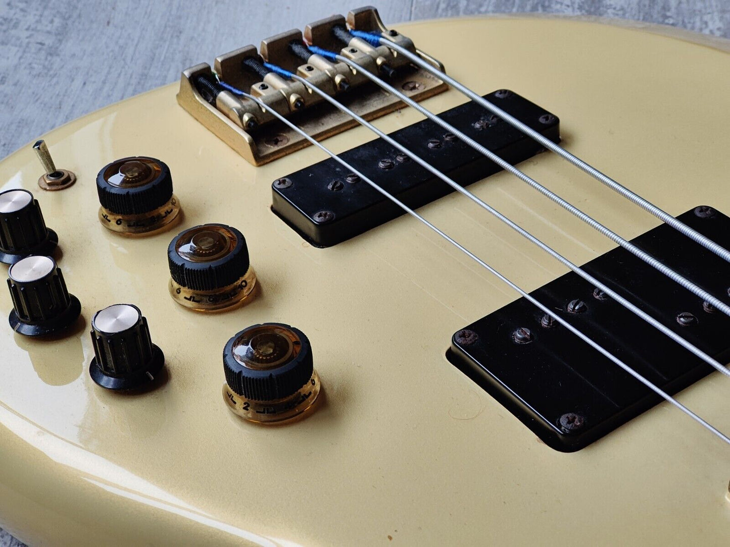 1984 Ibanez Japan MC924 Musician Series Fretless Bass Guitar (Pearl White)