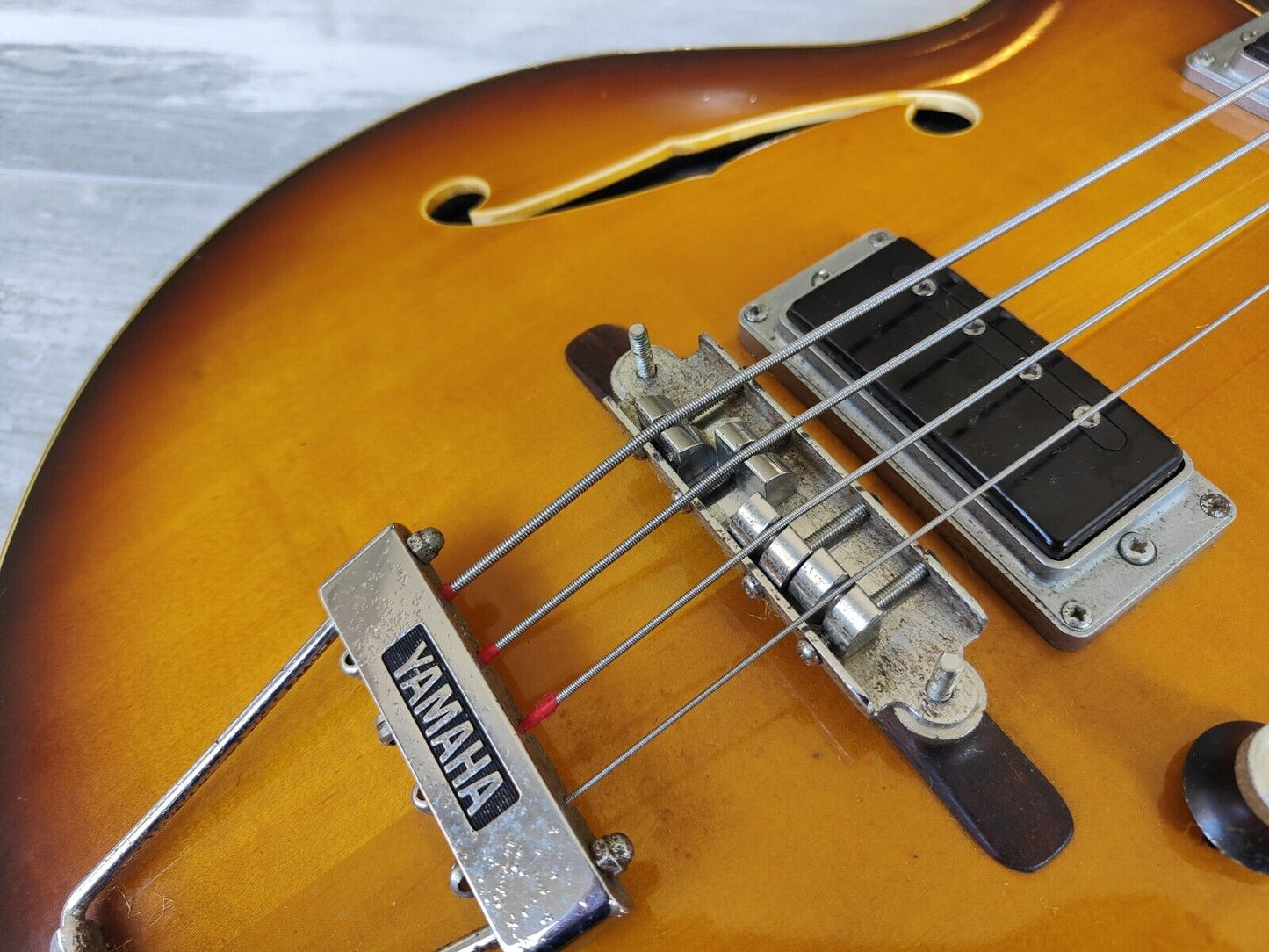 1968 Yamaha SA-70 Hollowbody Short Scale Bass (Sunburst)