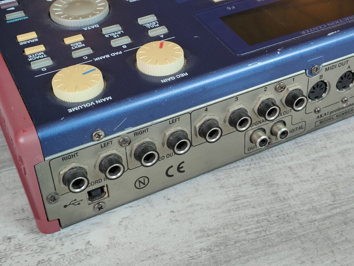 AKAI Professional MPC 1000 Portable Sampler/Sequencer