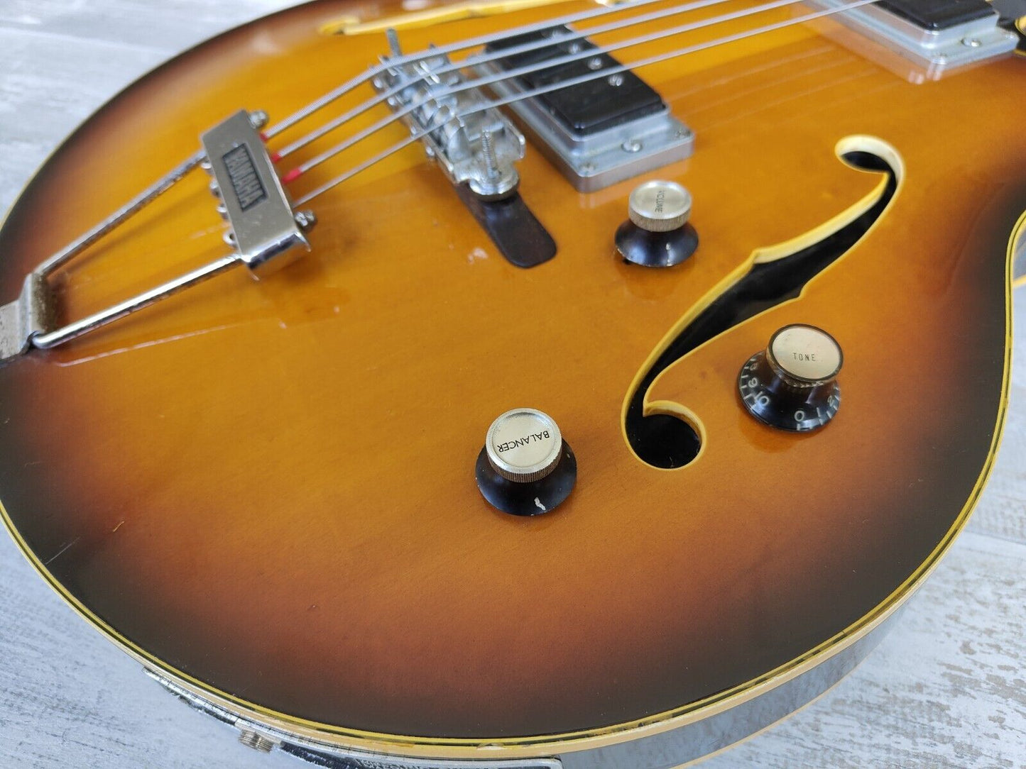 1968 Yamaha SA-70 Hollowbody Short Scale Bass (Sunburst)