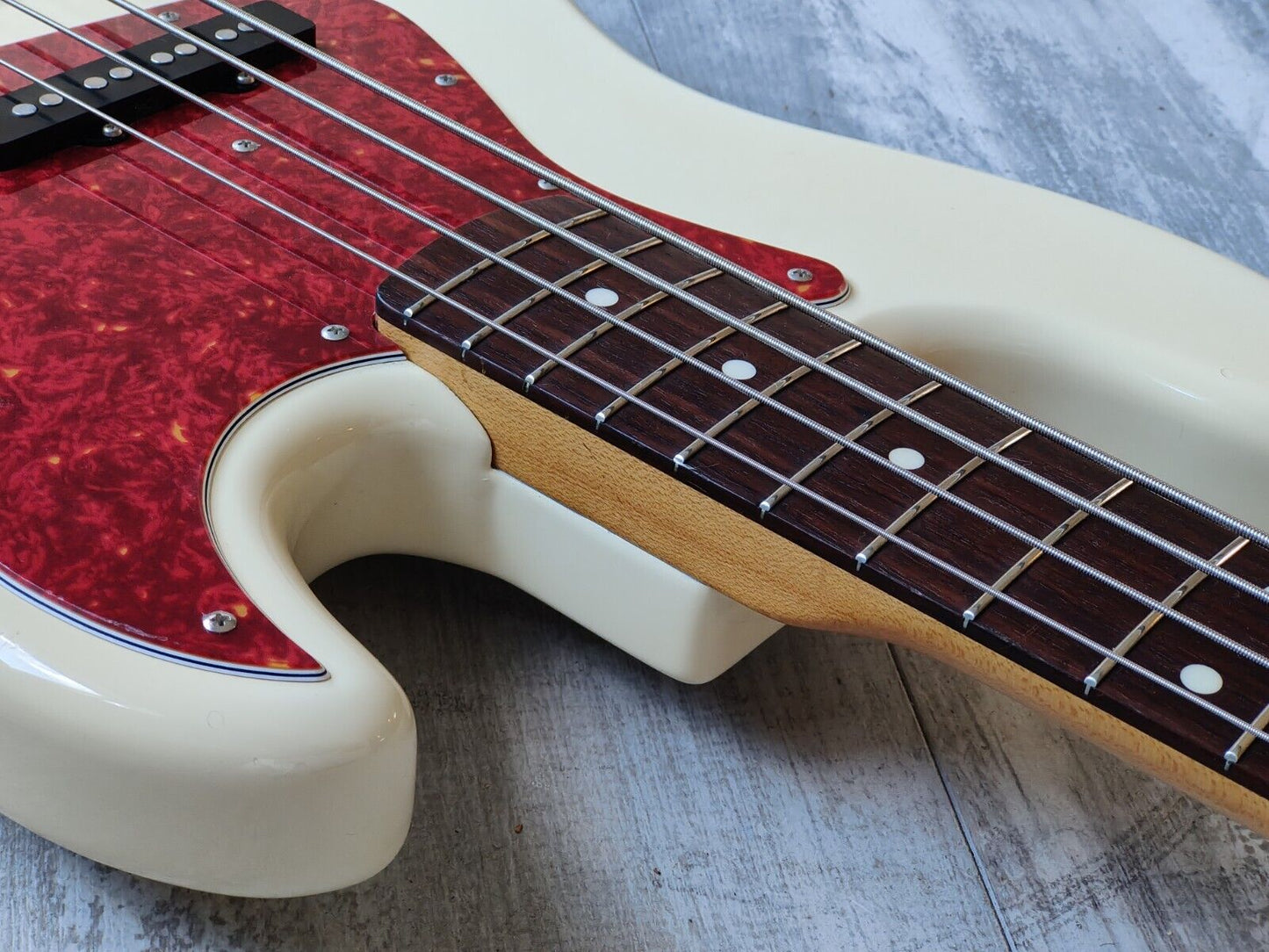 1995 Fender Japan JB62M '62 Reissue Medium Scale Jazz Bass (Vintage White)