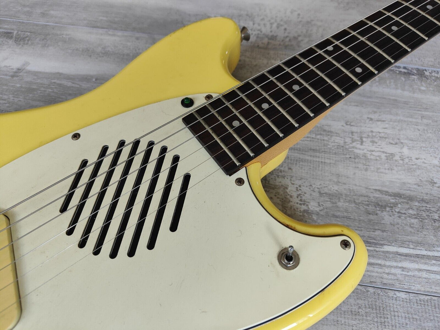 Fox MG-1 Japanese Short Scale Mustang w/Onboard Amplifier/Speaker