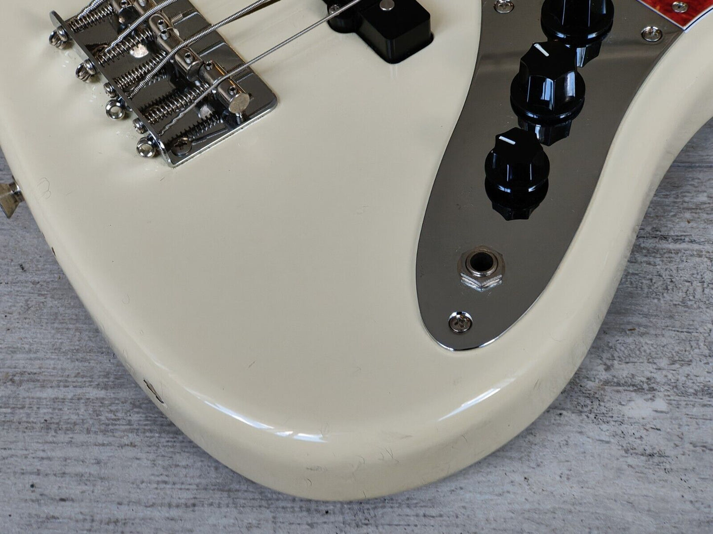 1995 Fender Japan JB62M '62 Reissue Medium Scale Jazz Bass (Vintage White)