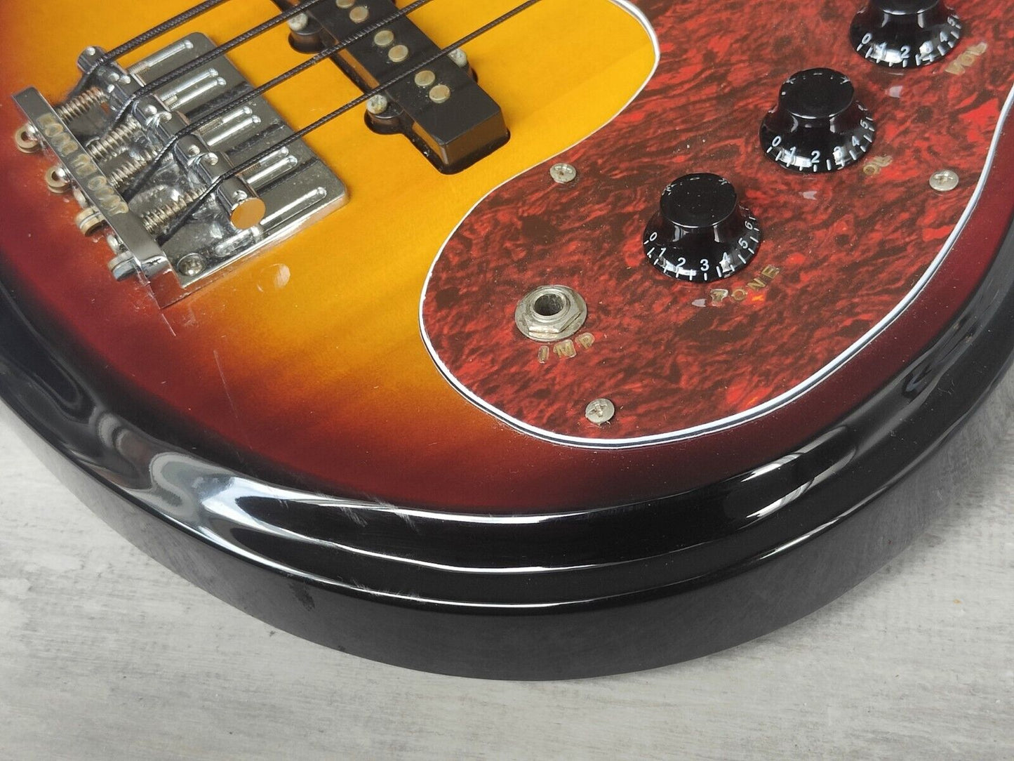 Aria Diamond Mosrite Style DMB380 Bass Guitar (Sunburst)