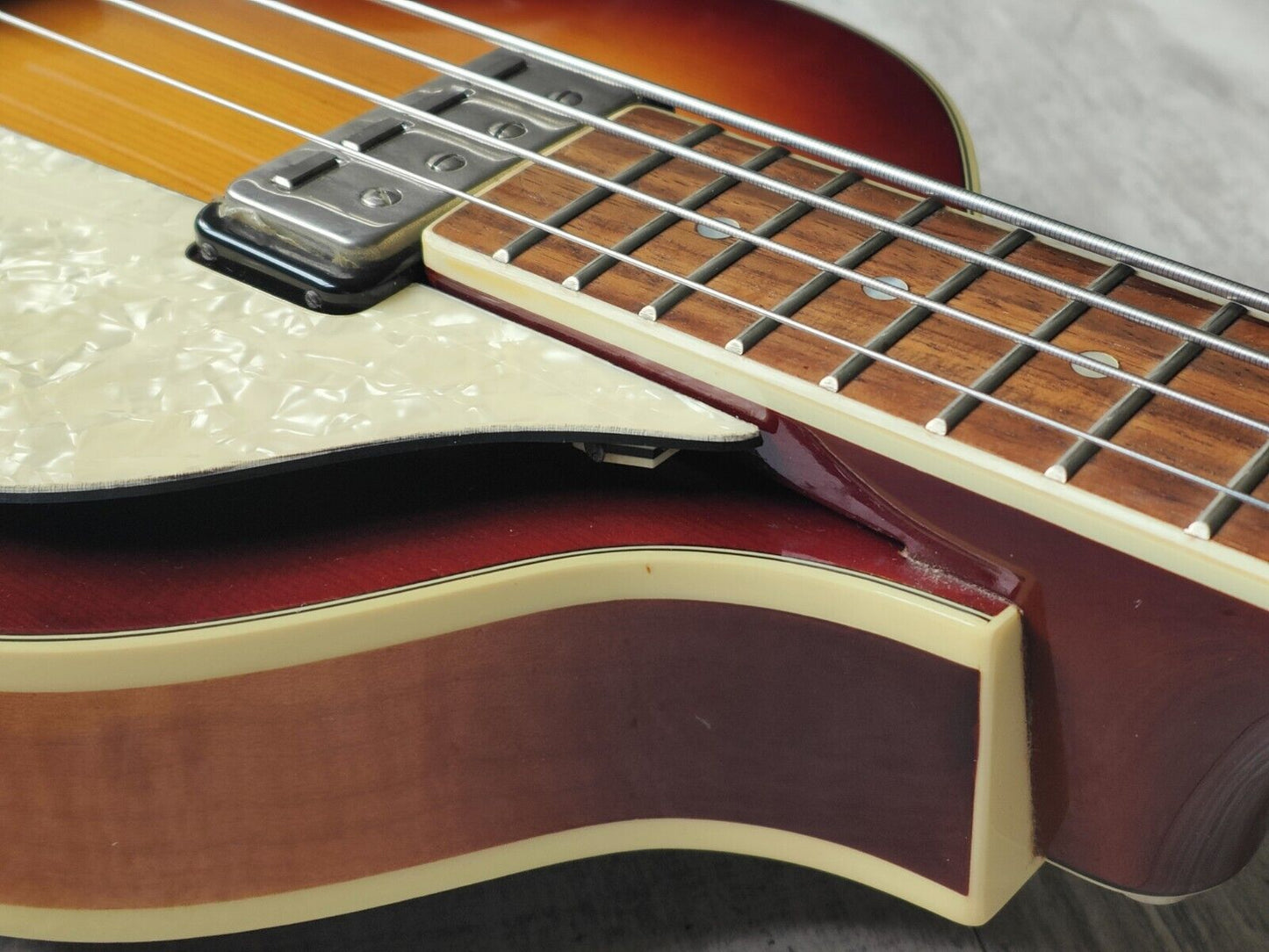 Hofner Contemporary Series CT500/1 Violin Beatle Bass (Sunburst)
