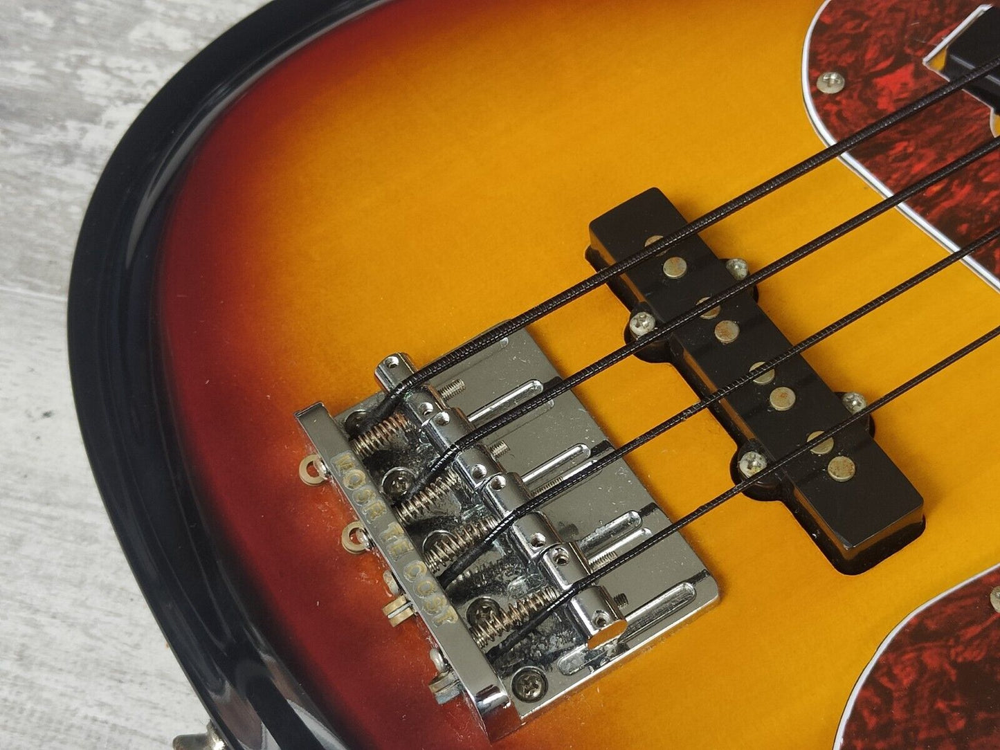 Aria Diamond Mosrite Style DMB380 Bass Guitar (Sunburst)