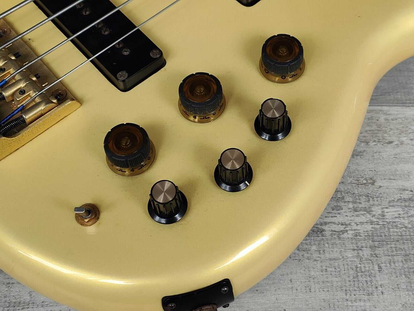 1984 Ibanez Japan MC924 Musician Series Fretless Bass Guitar (Pearl White)